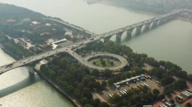 gündüz vakti Changsha şehir merkezi trafik yolu kavşağı hava manzarası 4k porselen