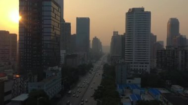 Changsha Şehri güneşli bir gün. Şehir merkezindeki ünlü körfez havacılığı panorama 4k porseleni.