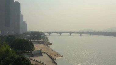 Gün batımı Changsha şehri nehir kenarı havacılık panoraması 4k porselen