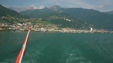 Güneşli bir gün Montreux şehri. Cenevre Gölü. Ünlü feribot yolculuğu.