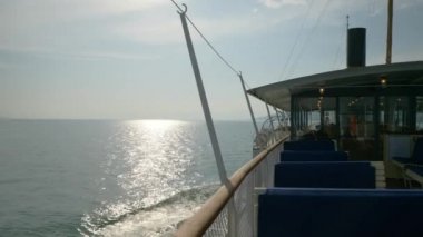 Güneşli bir gün Montreux şehri Cenevre Gölü ünlü feribot yolculuğu Panorama 4k İsviçre