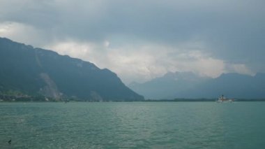 Güneşli bir gün Montreux şehri Cenevre Gölü ünlü feribot yolculuğu Panorama 4k İsviçre