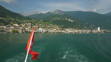 Güneşli bir gün Montreux şehri Cenevre Gölü ünlü feribot yolculuğu Panorama 4k İsviçre