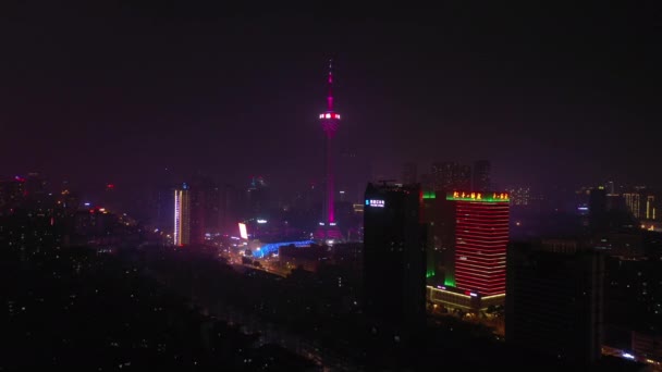 夜晚照亮了成都市中心的空中全景4K中国 — 图库视频影像