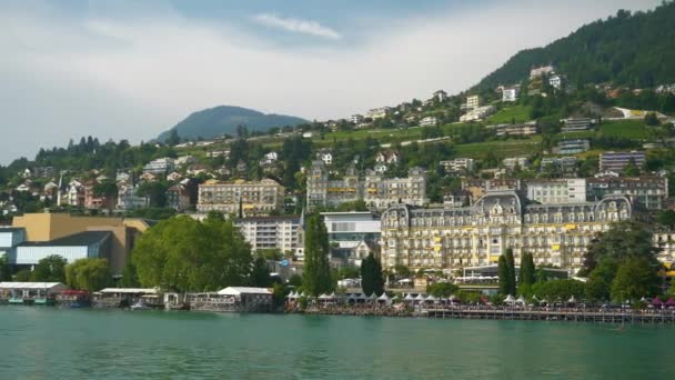 晴れた日モントルー市ジュネーブ湖有名なフェリーロードトリップパノラマ4Kスイス — ストック動画