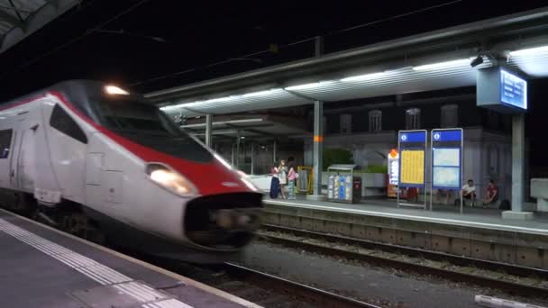 瑞士洛桑 2019年7月7日 洛桑市火车站通勤月台全景4K — 图库视频影像
