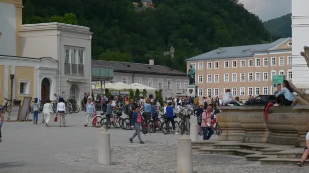 ザルツブルグ オーストリア 7月7 2019 昼の時間ザルツブルク市内中心部有名な広場混雑したスローモーションパノラマ4K — ストック動画