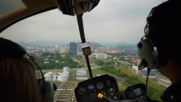 Kuala Lumpur Malaysia Circa 2018 Dwóch Mężczyzn Lecących Helikopterem Nad — Wideo stockowe