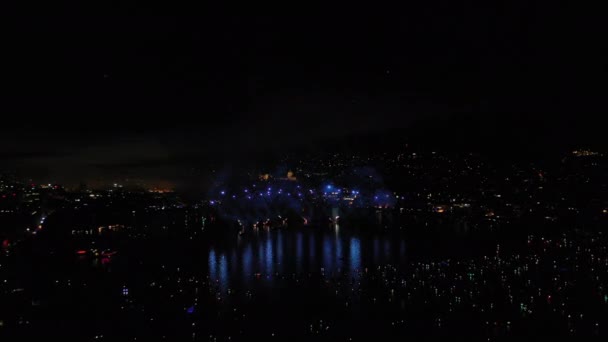 Filmato Notturno Dei Fuochi Artificio Sopra Zurigo Illuminata Paesaggio Urbano — Video Stock