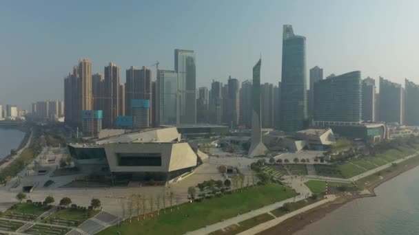 长沙市阳光明媚的日子市中心著名的文化综合体三角洲湾空中穿越时空全景4K中国 — 图库视频影像