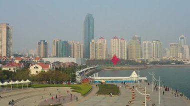 Gündüz vakti Qingdao şehri şehir merkezindeki panorama 4K Çin porseleni