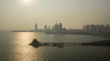 Gün Vakti: Qingdao Şehri Hava Panoraması 4K Timelapse Porselenleri