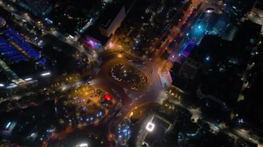 Nanjing Şehri üzerinde gece uçuşu. Hava trafiği. 4K görüntü.