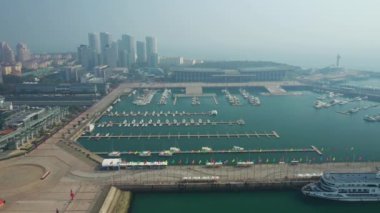 Gündüz vakti Qingdao şehri şehir merkezindeki panorama 4K Çin porseleni