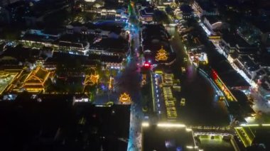Nanjing Şehri üzerindeki gece uçuşu hava trafiği panorama 4K zaman ölçümü
