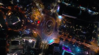 Nanjing Şehri üzerinde gece uçuşu. Hava trafiği. 4K görüntü.