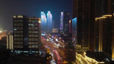 Gece aydınlatması şehir merkezindeki Qingdao şehrinin havacılık panoramasını gösteriyor 4k porselen.