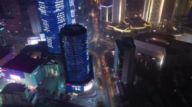 Nanjing şehrinin aydınlatılmış hava panorama 4K görüntüleri üzerinde gece uçuşu