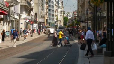 Gündüz saatinde Cenevre şehir trafiği yavaş çekim panoraması, İsviçre  