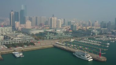 Gündüz vakti Qingdao şehri şehir merkezindeki panorama 4K Çin porseleni