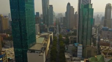 Nanjing Şehri üzerindeki gündüz uçuşu hava trafiği panorama 4K zaman ölçümü