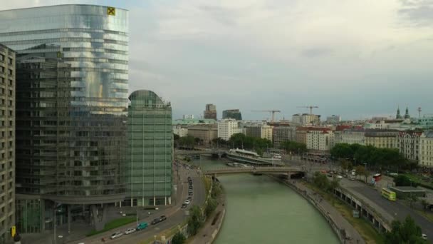 Bulutlu Bir Gün Viyana Şehri Ünlü Nehir Kenarı Kalabalık Panorama — Stok video