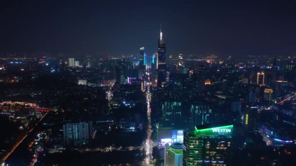 Nachtflug Über Beleuchtete Nanjing City Luftaufnahme Filmmaterial — Stockvideo