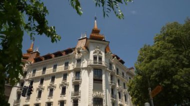 Cenevre şehir merkezi yaz güneşli gün ünlü köşe inşaatı cadde kavşağı ağır çekim panorama 4k İsviçre