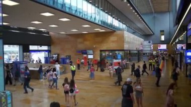 İsviçre, Cenevre tren istasyonu panoramasının gündüz 4k görüntüleri  