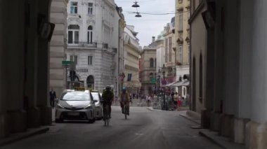 Viyana Şehri güneşli bir gün kalabalık trafik manzarası 4k ağır çekim Avusturalya
