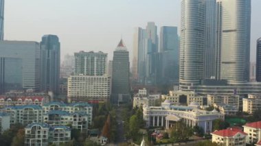 Gündüz vakti Qingdao şehri şehir merkezindeki panorama 4K Çin porseleni