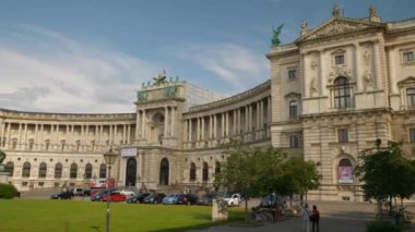 Viyana, AVUSTRIA - 15 Temmuz 2019 Viyana 'nın merkez meydanında güneşli bir gün