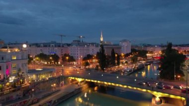 Viyana şehir manzarası gece vakti merkez caddeler hava manzarası 4k austria