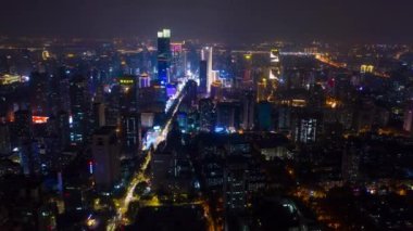 Aydınlatılmış nanjing şehrinin üzerinde gece uçuşu havadan panorama 4K zaman ölçümü