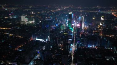 Nanjing şehrinin aydınlatılmış hava panorama 4K görüntüleri üzerinde gece uçuşu