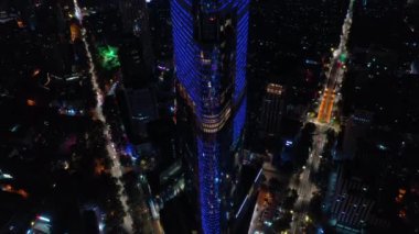 Nanjing şehrinin aydınlatılmış hava panorama 4K görüntüleri üzerinde gece uçuşu