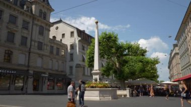 Gündüz saatinde Cenevre şehir trafiği yavaş çekim panoraması, İsviçre  