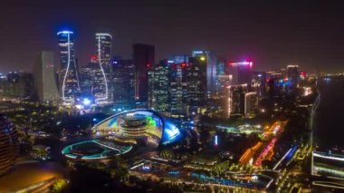 Gece vakti hangzhou şehir merkezi trafiği nehir kenarı inşaat alanı havadan zaman çizelgesi panorama 4k porseleni