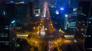 Gece aydınlandı Chengdu şehri şehir merkezinde hava trafiği panorama 4k zaman dilimi porselenleri