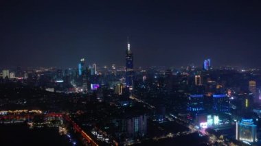 Nanjing şehrinin aydınlatılmış hava panorama 4K görüntüleri üzerinde gece uçuşu
