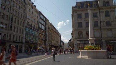 Gündüz saatinde Cenevre şehir trafiği yavaş çekim panoraması, İsviçre  