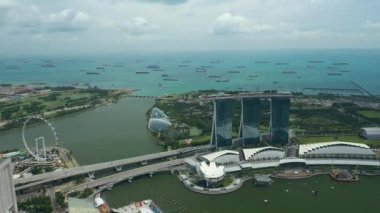 Singapur şehir havadan panorama 4k görüntüleri üzerinde gündüz uçuş
