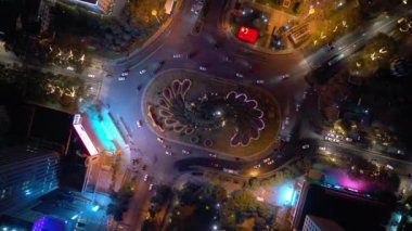 Nanjing Şehri üzerinde gece uçuşu. Hava trafiği. 4K görüntü.