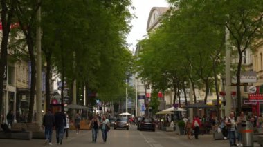 Viyana Şehri güneşli bir gün kalabalık trafik manzarası 4k ağır çekim Avusturalya