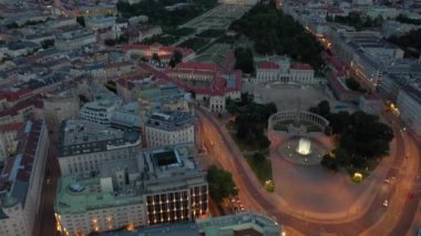 Viyana şehir manzarası gece vakti merkez caddeler hava manzarası 4k austria