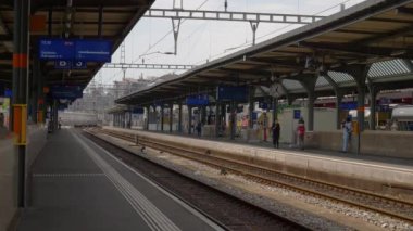 LAUSANNE, SWitness ZERLAND - 7 Temmuz 2019: Lozan şehri tren istasyonu trafik platformu