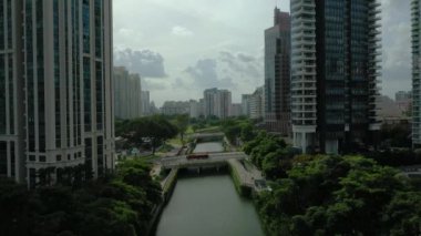Singapur şehir havadan panorama 4k görüntüleri üzerinde gündüz uçuş