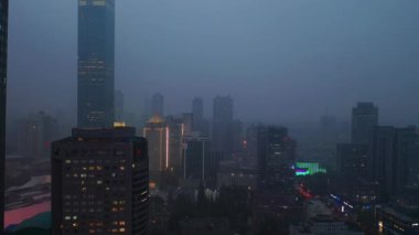 Nanjing şehrinin aydınlatılmış hava panorama 4K görüntüleri üzerinde gece uçuşu