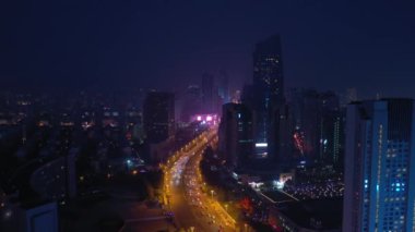 Gece aydınlatması qingdao şehir trafiği hava manzarası 4k porselen
