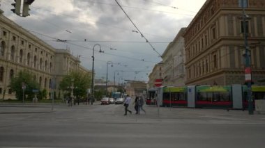 Viyana Şehri güneşli bir gün kalabalık bir trafik manzarası 4k austria